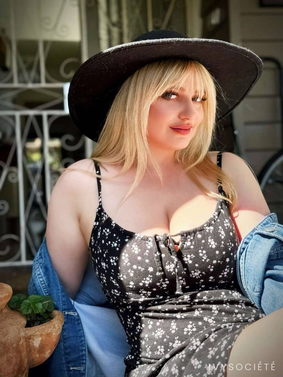 Sara Fennic - Melbourne escort - Profile photo