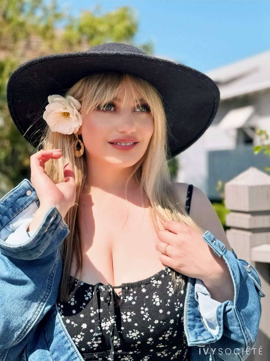 Sara Fennic - Melbourne escort - Profile photo