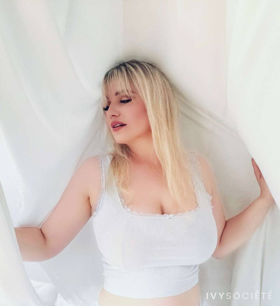 Sara Fennic - Melbourne escort - Profile photo