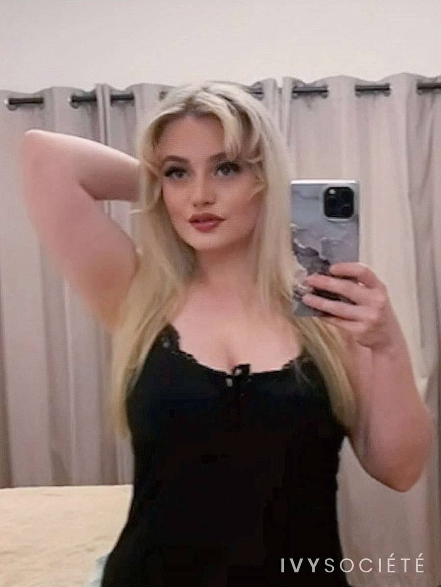 Sara Fennic - Melbourne escort - Profile photo