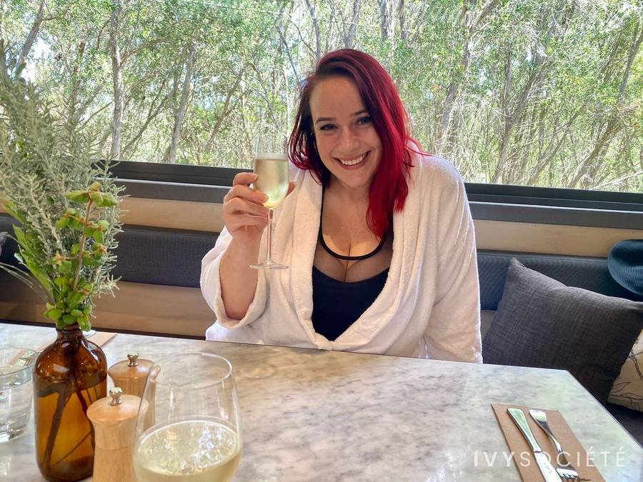 Curvy Brunette - Melbourne escort - Profile photo