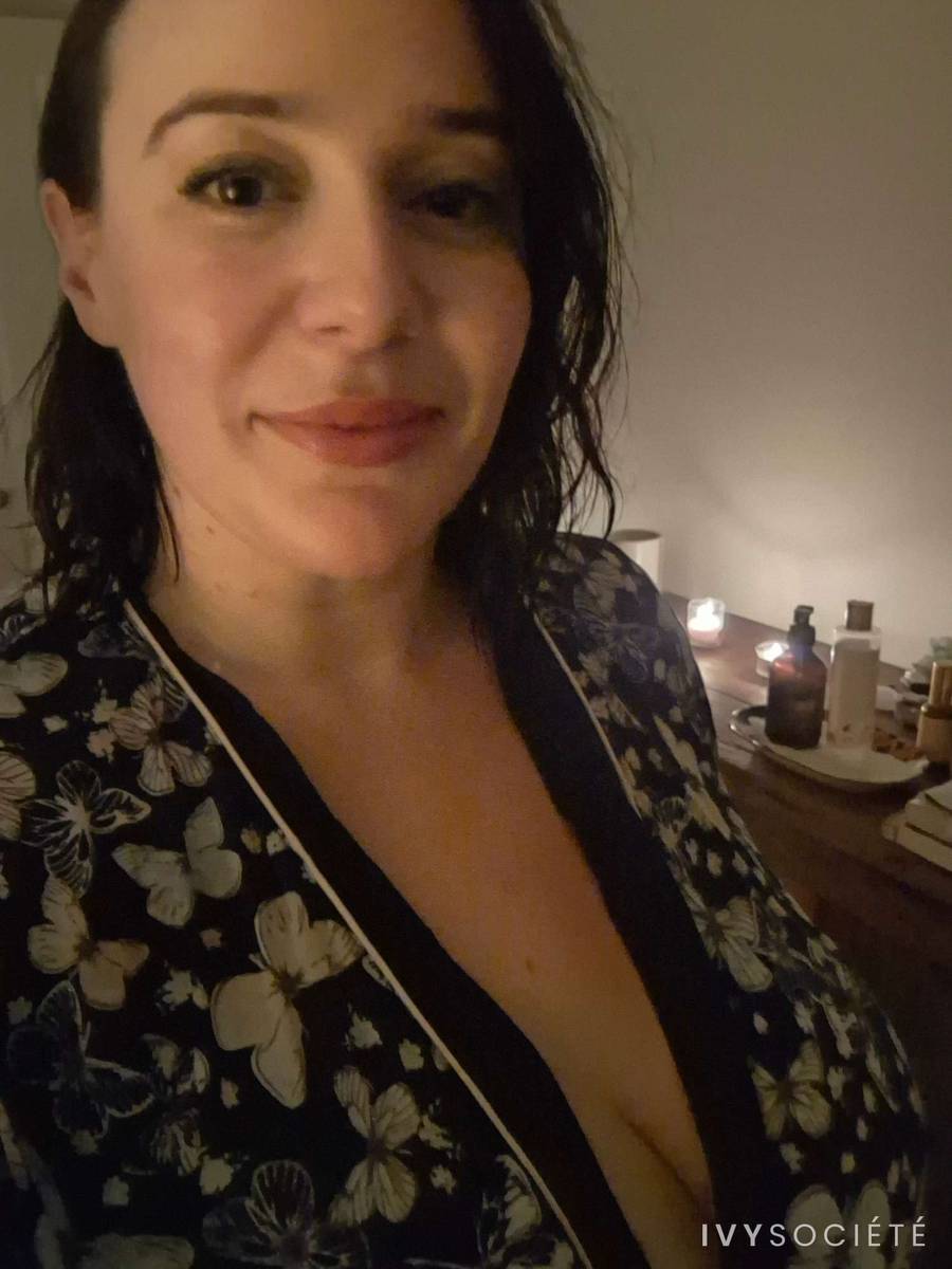 Curvy Brunette - Melbourne escort - Profile photo