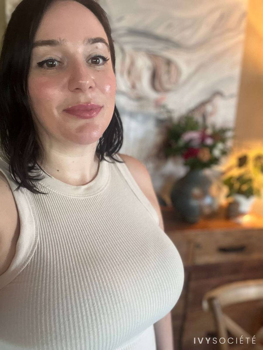 Curvy Brunette - Melbourne escort - Profile photo